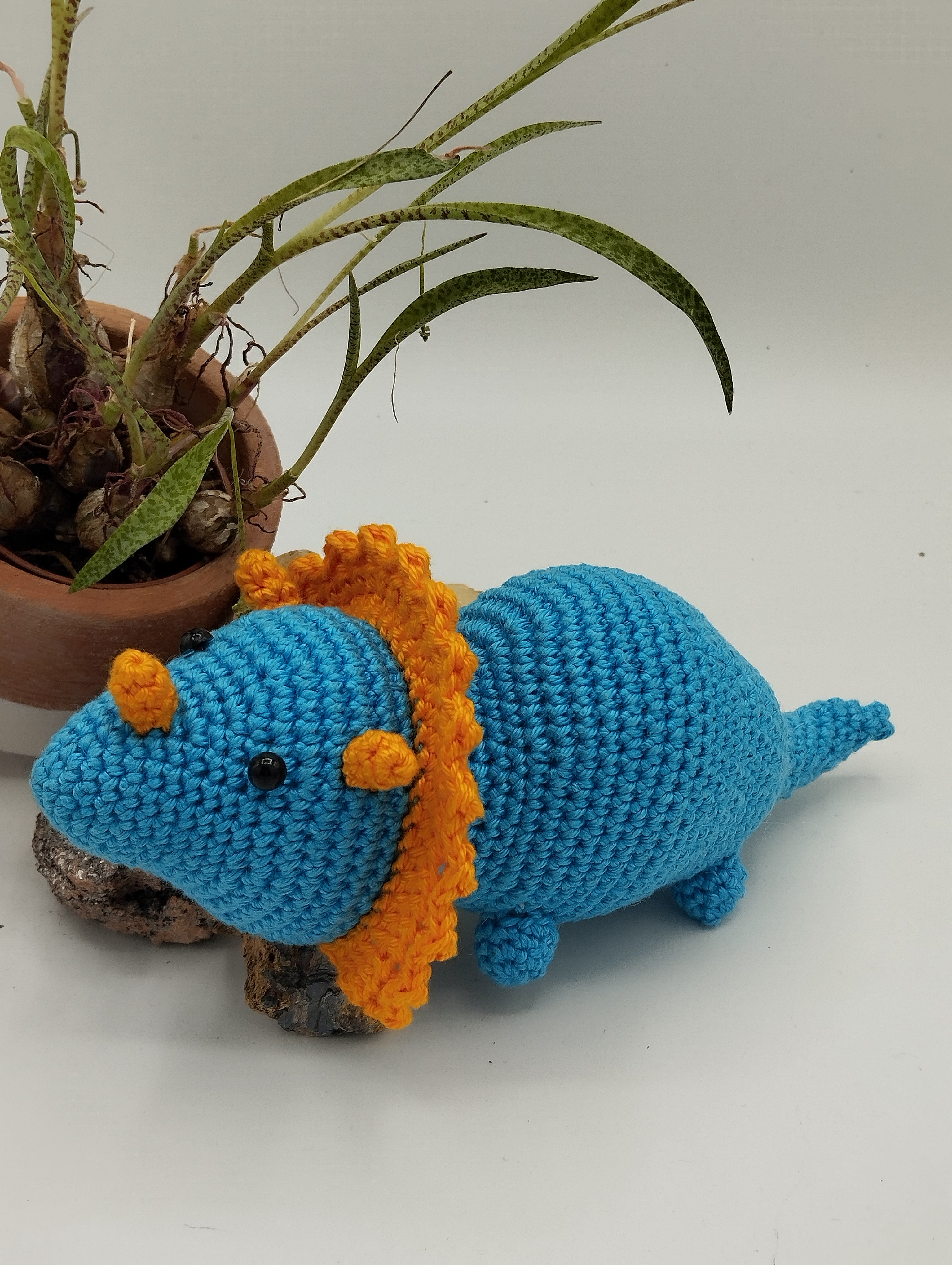 TRICERATOPS AMIGURUMI PATTERN.